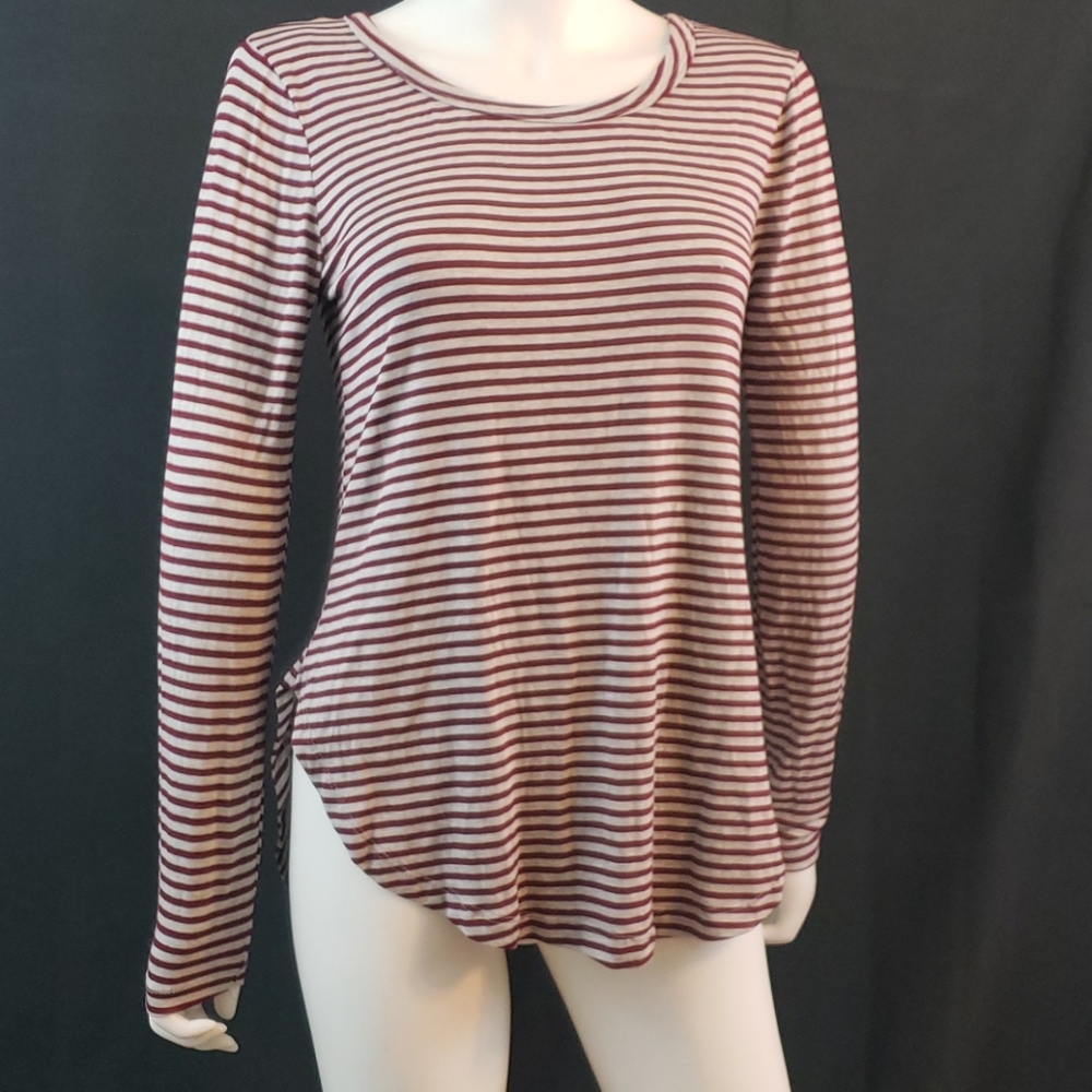 NWT splash top. Maroon & grey